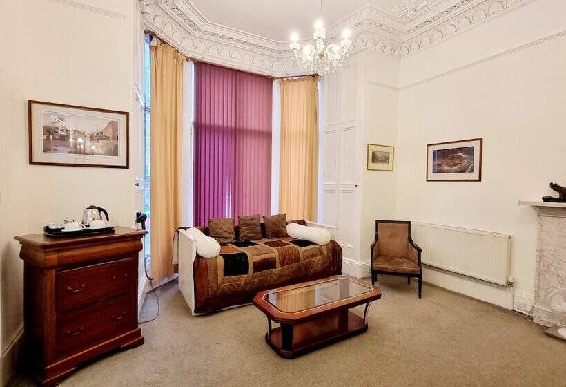 スイート, The Guards