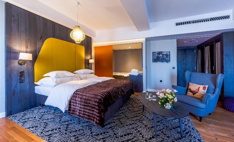 سوییت جونیور, Bristol Tradition And Luxury