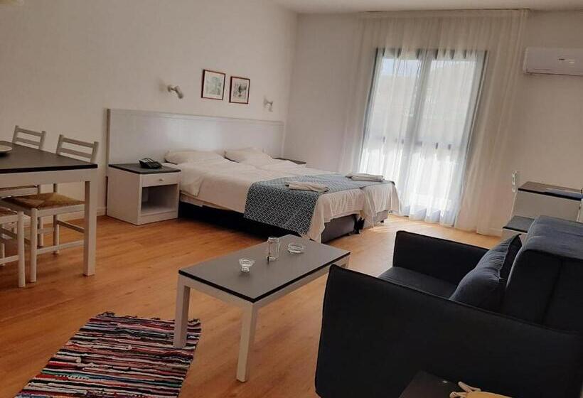 스탠다드 스튜디오, Hylatio Tourist Village