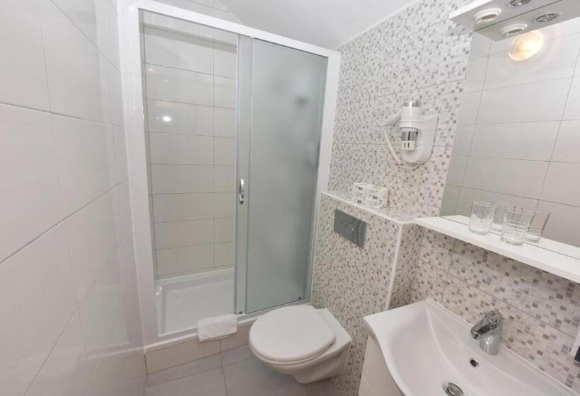 Triple Room Sea View, Pansion Karoca