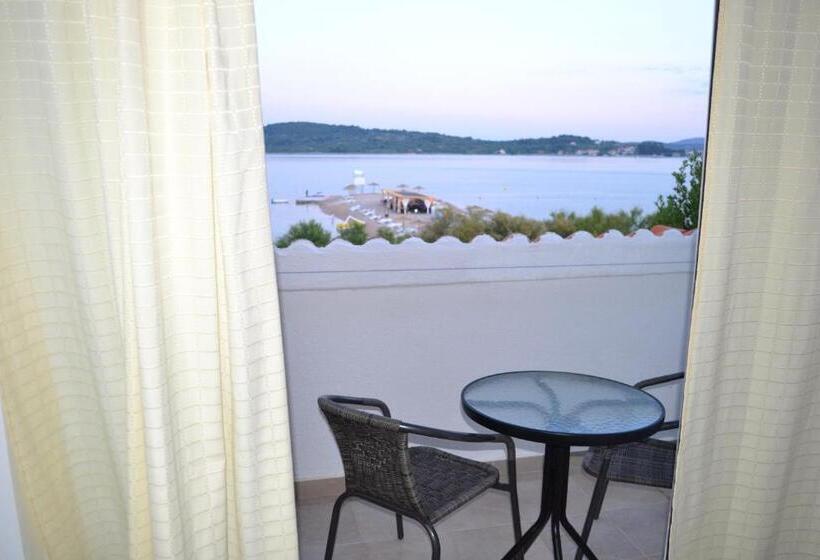 Triple Room Sea View, Pansion Karoca