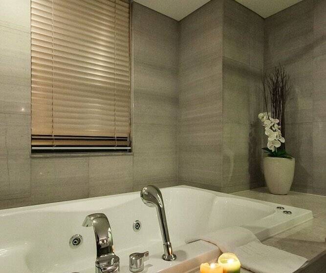 套房配有游泳池, Pharos