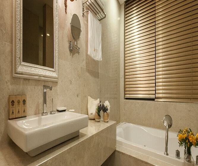 套房配有游泳池, Pharos