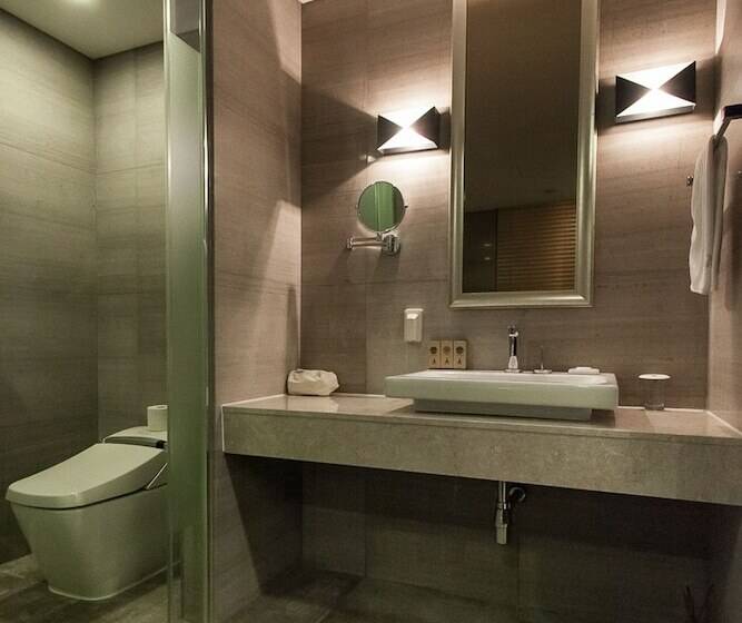 套房配有游泳池, Pharos