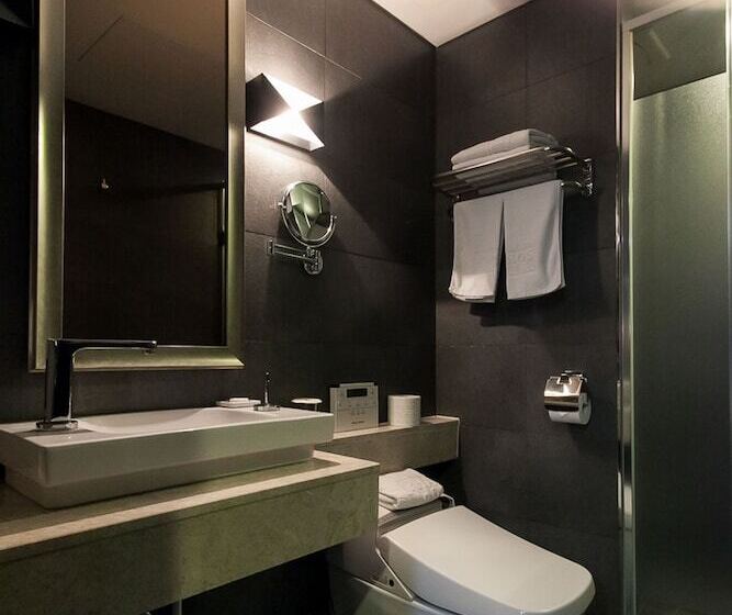 套房配有游泳池, Pharos