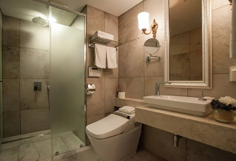 套房配有游泳池, Pharos