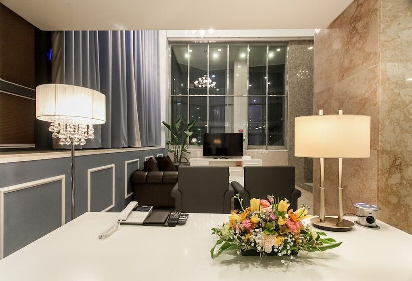 套房配有游泳池, Pharos