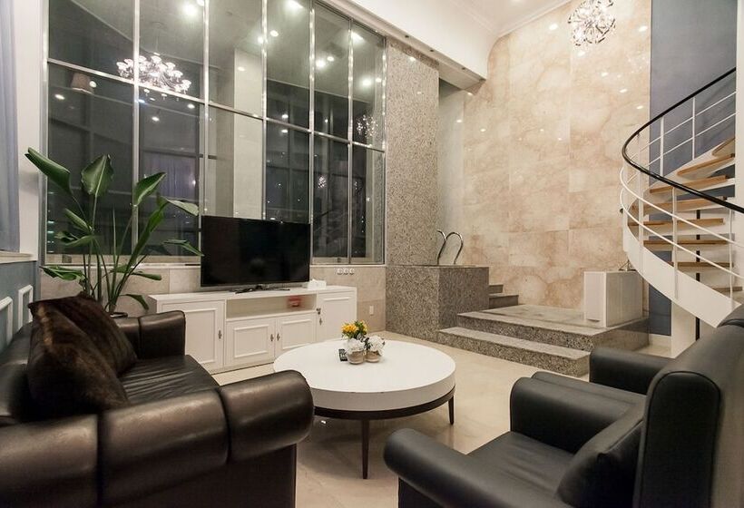 套房配有游泳池, Pharos