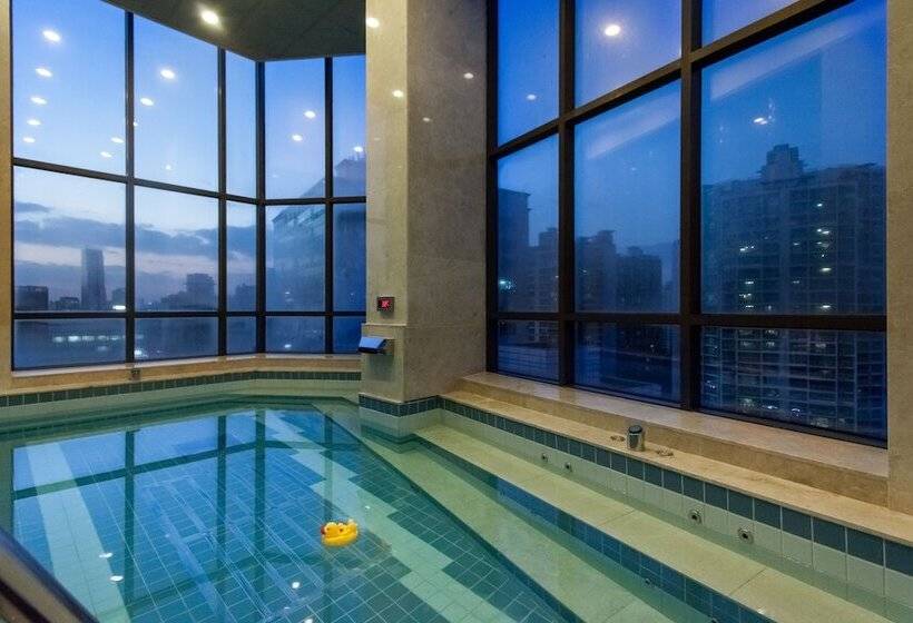 套房配有游泳池, Pharos