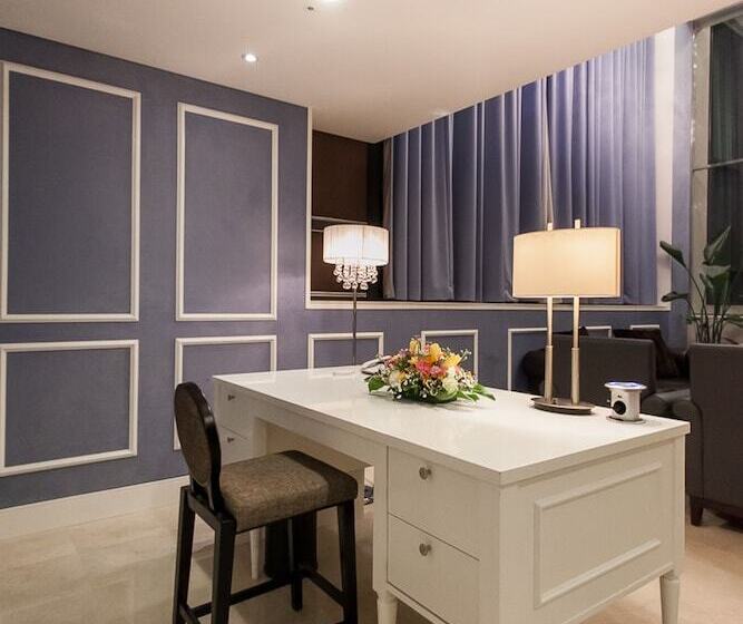 套房配有游泳池, Pharos