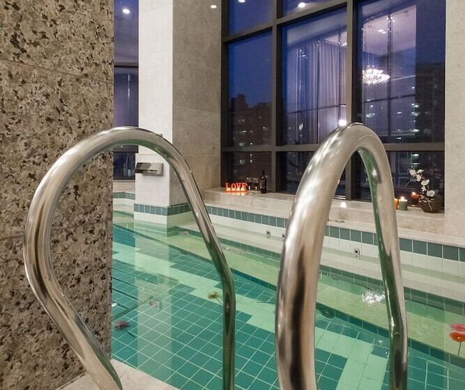 套房配有游泳池, Pharos