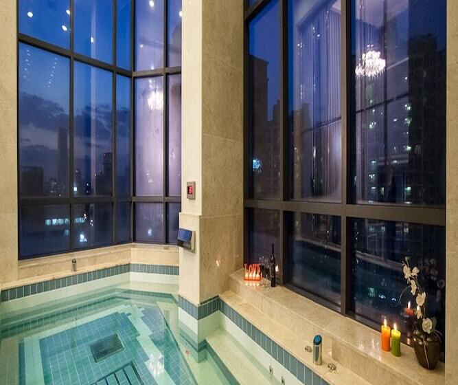 套房配有游泳池, Pharos