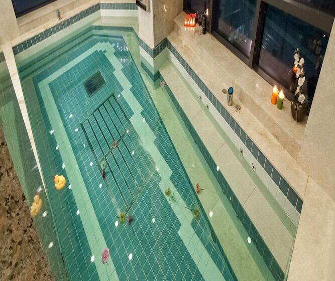 套房配有游泳池, Pharos