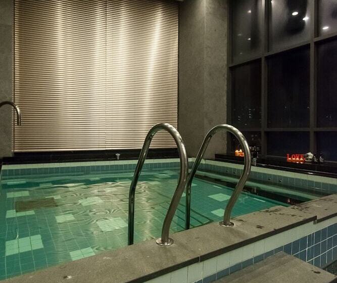 套房配有游泳池, Pharos