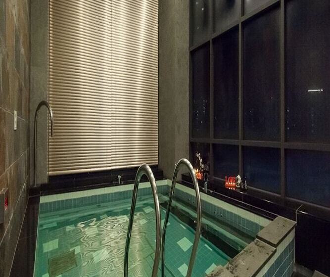 套房配有游泳池, Pharos