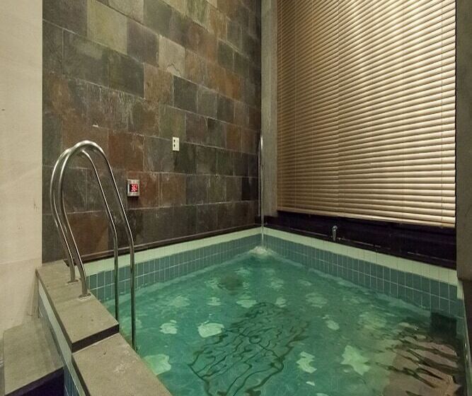 套房配有游泳池, Pharos