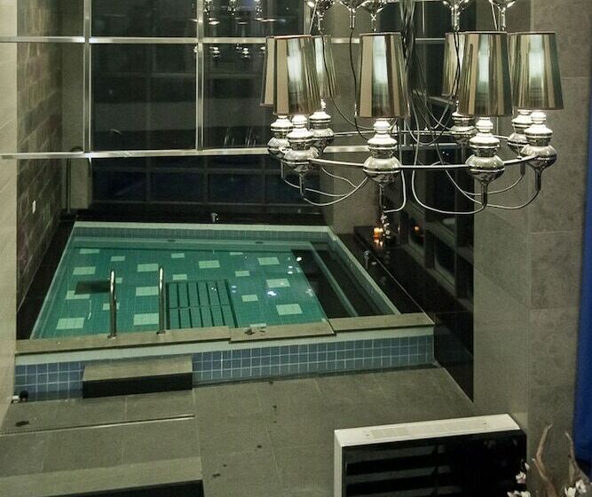 套房配有游泳池, Pharos