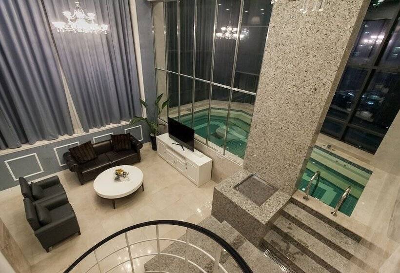 套房配有游泳池, Pharos