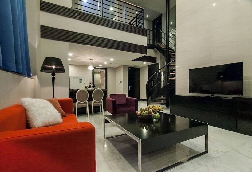 套房配有游泳池, Pharos