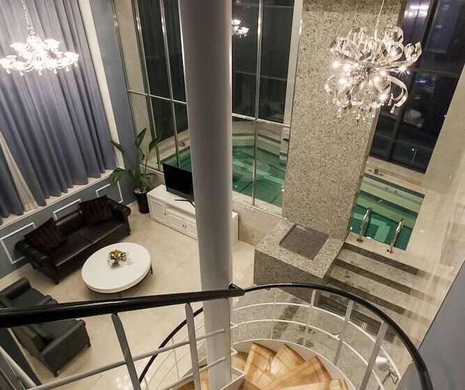 套房配有游泳池, Pharos