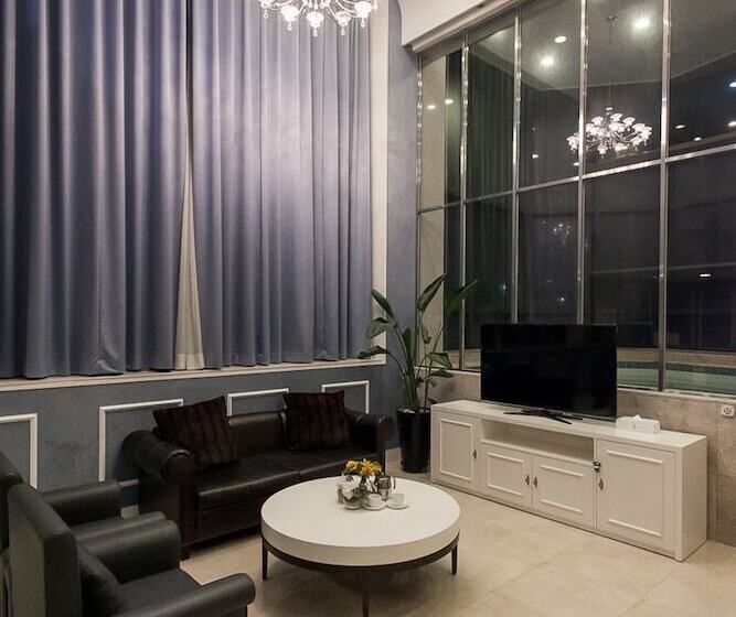 套房配有游泳池, Pharos