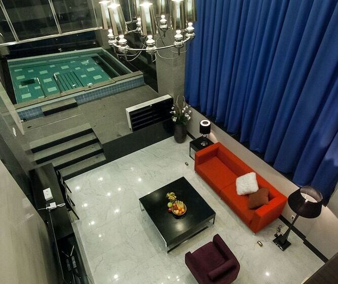 套房配有游泳池, Pharos