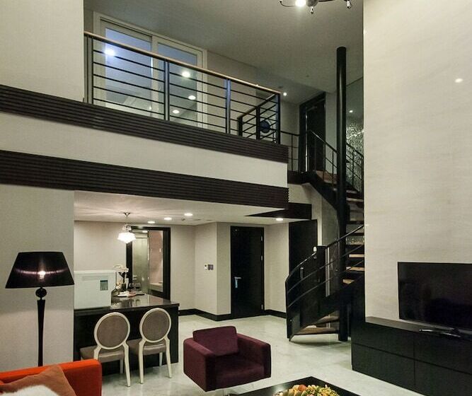 套房配有游泳池, Pharos