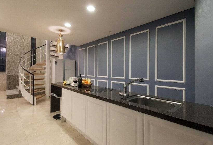 套房配有游泳池, Pharos