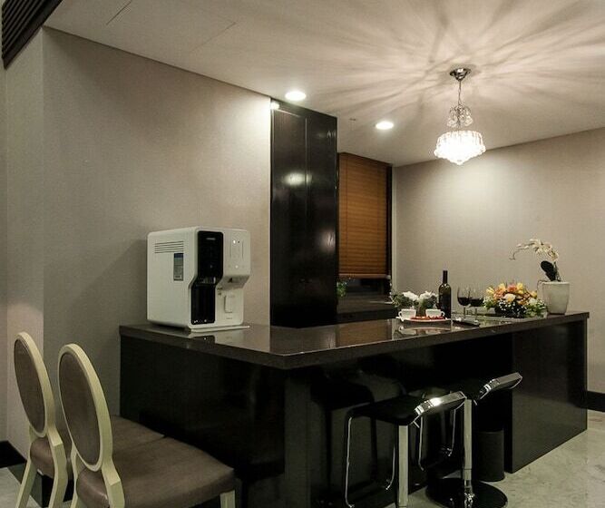 套房配有游泳池, Pharos