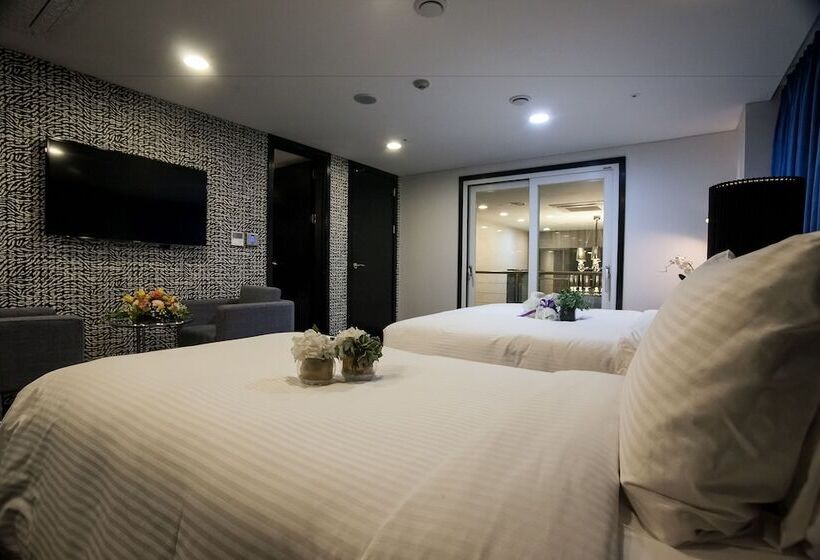 套房配有游泳池, Pharos