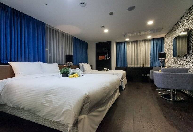 套房配有游泳池, Pharos