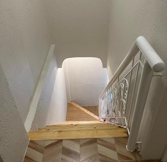 اتاق خانوادگی, Red Knight Gardens