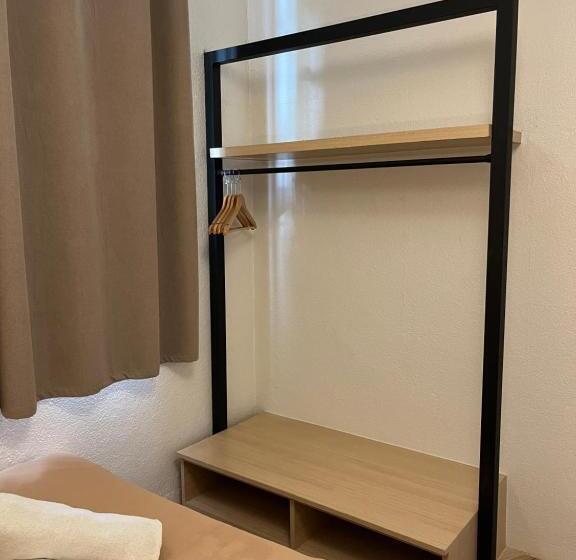 اتاق خانوادگی, Red Knight Gardens