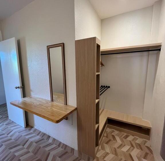 اتاق خانوادگی, Red Knight Gardens