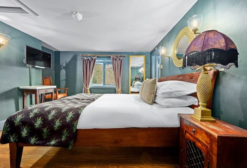 Номер Superior, The Fat Badger