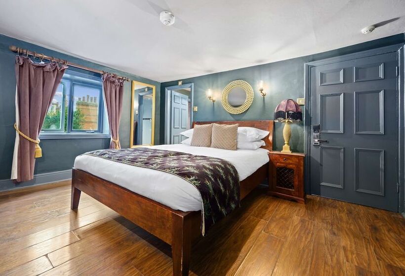 Номер Superior, The Fat Badger