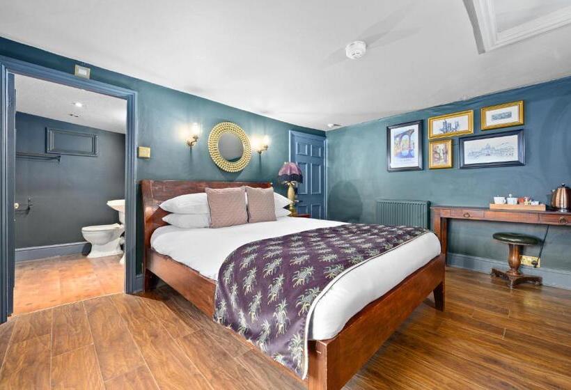 Номер Superior, The Fat Badger