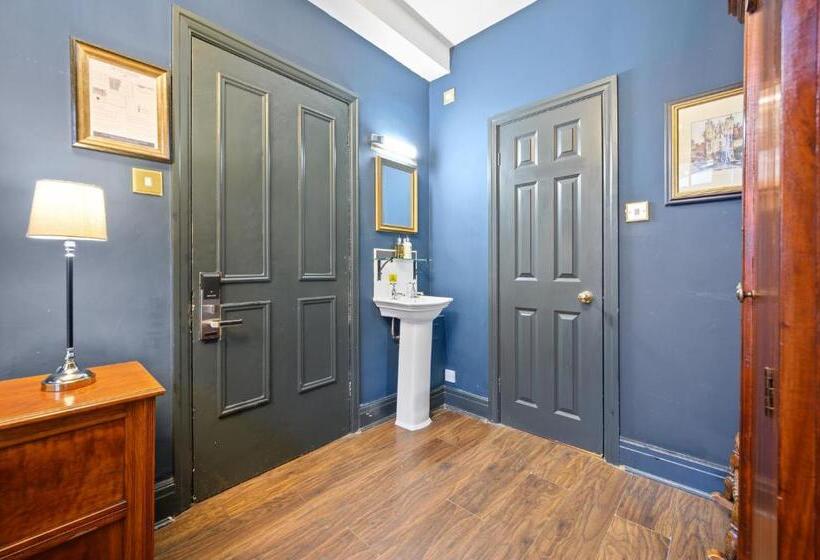 Номер Стандарт Индивидуальный, The Fat Badger