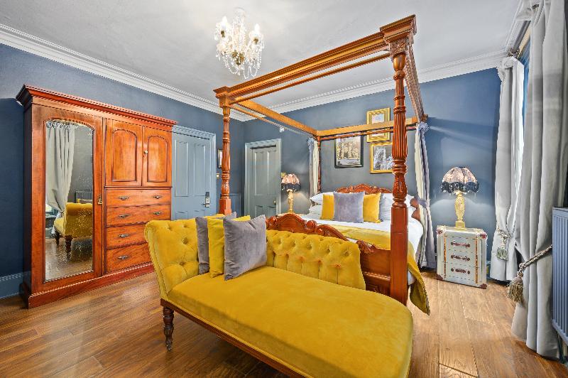 Номер Superior, The Fat Badger