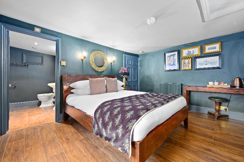 Номер Superior, The Fat Badger