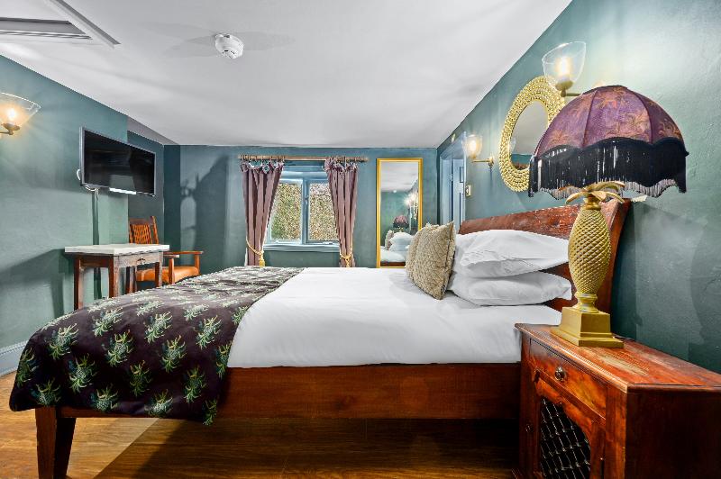 Номер Superior, The Fat Badger