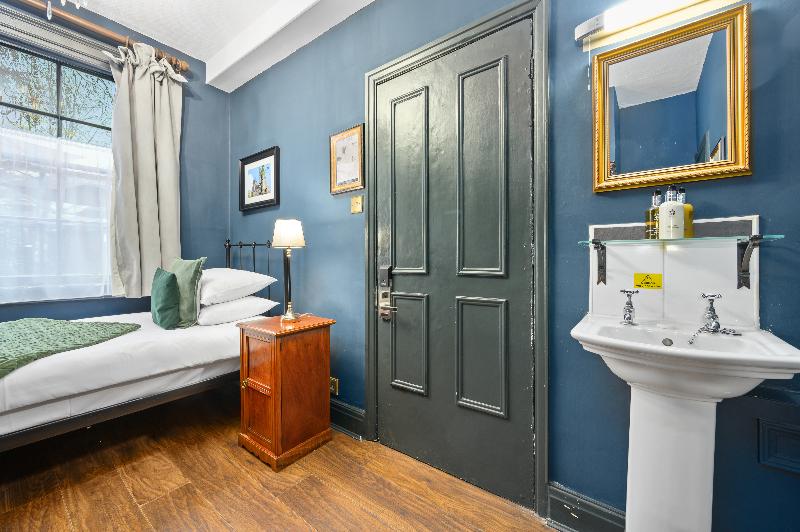 Номер Стандарт Индивидуальный, The Fat Badger