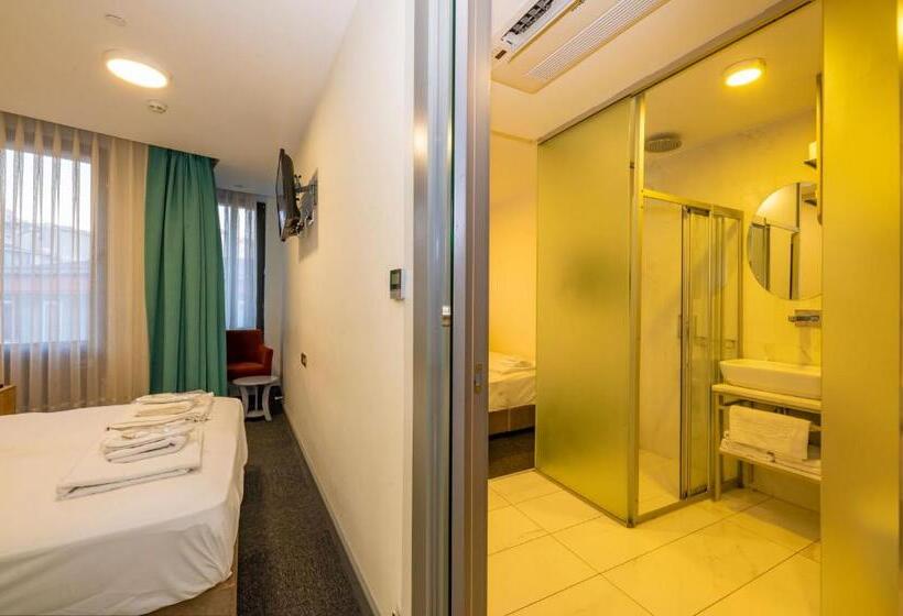 اتاق خانوادگی تودرتو, Taksim Hotel V Plus