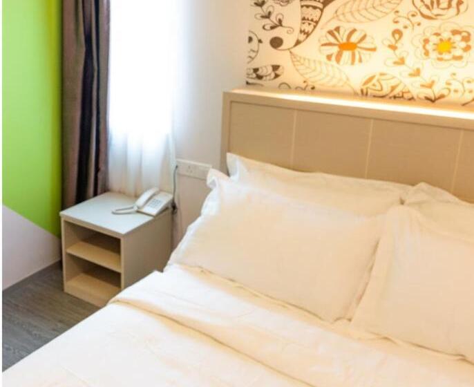 اتاق سوپریور, The Crown Hotel Klia