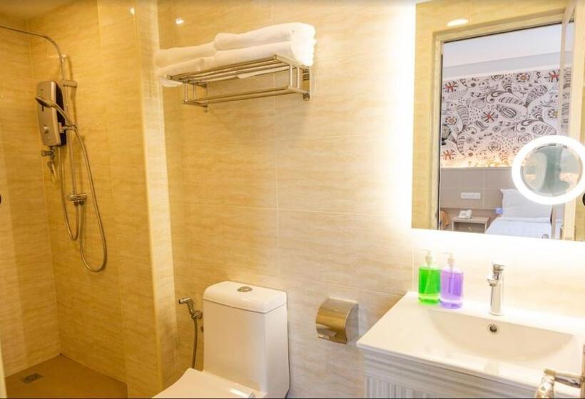 اتاق خانوادگی, The Crown Hotel Klia