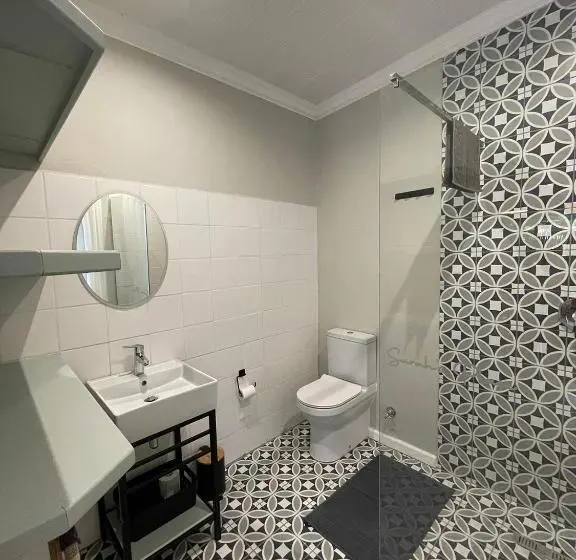 اتاق لوکس, Sarah S Place  Heatherlands,george