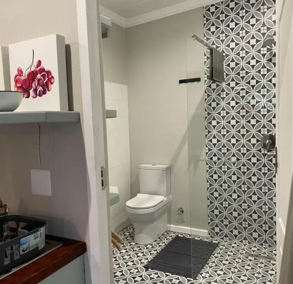 اتاق لوکس, Sarah S Place  Heatherlands,george