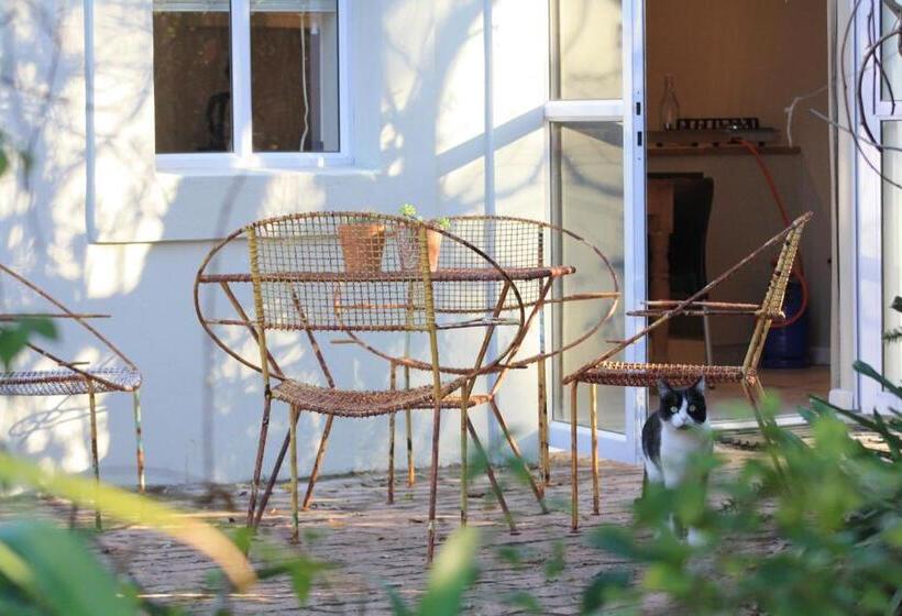 סטודיו משפחתי, Sarah S Place  Heatherlands,george