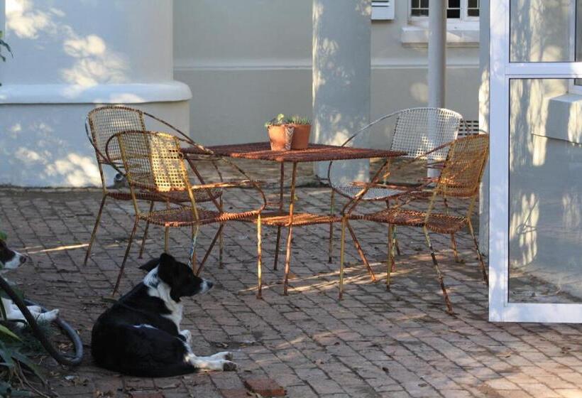 סטודיו משפחתי, Sarah S Place  Heatherlands,george