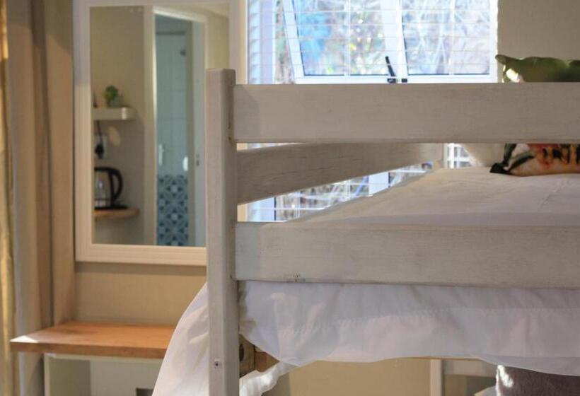 סטודיו משפחתי, Sarah S Place  Heatherlands,george